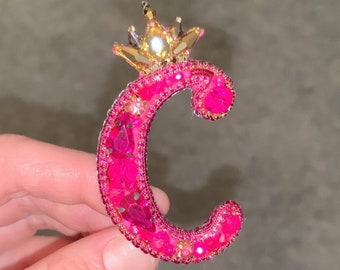 Crafted Queen Letter Brooch Pin Crystal Beaded Hot Pink B Letter Broach Glass Bead Initial Badge Handmade Alphabet Badge Queen Initial Badge