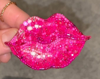 Seed Bead Hot Pink Lips Brooch Pin Crystal Beaded Pink Lips Broach Gift 4 Women Handmade Lips Lapel Badge Hand Embroidered Lips Jewelry Gift