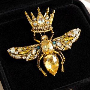 Spilla a forma di ape regina con gioielli, spilla a forma di ape ricamata a mano, spilla a forma di corona con strass, distintivo da bavero