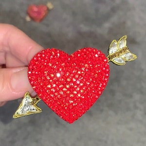 Heart Brooch Red Heart with Arrows Pin Embroidered Red and Pink Valentine Pin Crafted Love Lapel Badge Romantic Brooch Gift Cute Heart Pin
