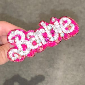 Broche con nombre Barbje, muñeca rosa y niño azul, con cuentas de cristal, insignia con la palabra Barbje hecha a mano, regalos, broche estilo Barbiecore y Kencore Y2K