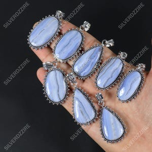 Colgante de ágata azul con encaje, collar con cuentas de forma mixta y engaste de plata de ley. Collares de piedras preciosas de ágata azul con encaje natural, joyería hecha a mano.