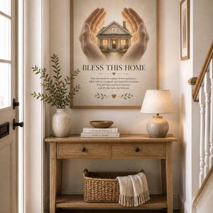 Op de afbeelding: Een houten console met een ingelijste print met de tekst "BLESS THIS HOME". Een beige lamp en vaas met groen staan op de tafel. Een gevlochten mand en een tapijt zijn ook aanwezig. De tafel is 120 cm lang.