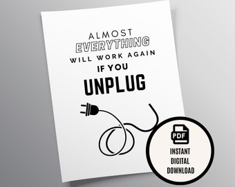 Könnte beinhalten: Schwarz-weißes, druckbares digitales Download-Poster mit dem Text "Fast alles funktioniert wieder, wenn du den Stecker ziehst" und einer Illustration eines Stromkabels. Das Poster hat ein PDF-Symbol und den Text "Sofortiger digitaler Download".