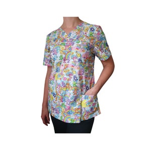 PFLEGE-BÄREN. 100% Baumwolle Nurse Scrub Top. Hergestellt für alle Gesundheits- und Medizinfachleute, einschließlich Zahnärzte, Tierärzte, Krankenschwestern, Alterspfleger. Rosa