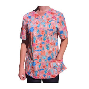 UNDER THE SEA 100% Baumwolle Nurse Scrub Top. Hergestellt für alle Gesundheits- und Medizinfachleute, einschließlich Zahnärzte, Tierärzte, Krankenschwestern und Alterspfleger