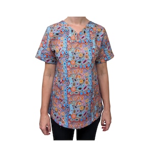 Warlukurlangu Emu Dreaming Scrub Top. 100% Baumwolle. Hergestellt für alle Gesundheits- und Medizinfachleute, einschließlich Zahnärzte, Krankenschwestern, Alterspfleger.