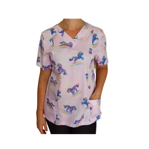 EINHÖRNER SCRUB TOP. 100% Baumwolle. Hergestellt für alle Gesundheits- und Medizinfachleute, einschließlich Zahnärzte, Tierärzte, Krankenschwestern und Alterspfleger.