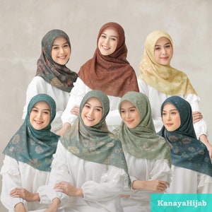 Könnte beinhalten: Sechs Frauen tragen verschiedene farbige gemusterte Schals mit einem Blumendesign. Die Schals sind aus einem weichen, leichten Stoff gefertigt. Die Frauen lächeln alle und schauen in die Kamera. Der Text "KanayaHijab" ist in der rechten unteren Ecke des Bildes sichtbar.