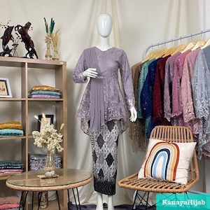 Moderne Muslimah Kleidung: Brokat Kebaya Anzug mit Front Reißverschluss Schal, Kebaya, Kebaya Kleid, Kebaya Modern, Kebaya Set, Kebaya Encim