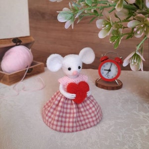 Animale in feltro di ago, topo cuore rosso, ornamento del topo, animale in miniatura, topi in feltro, bambola d&#39;arte, arte di fibra di sapone carino, topolino
