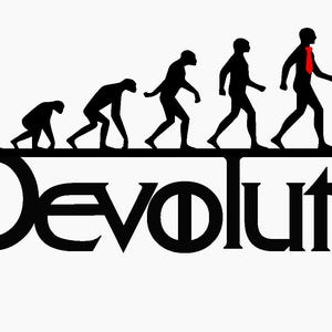 Può includere: Grafica in bianco e nero che raffigura l'evoluzione dell'uomo, che si trasforma in una figura in giacca e cravatta rossa, sopra la parola "Devolution". L'ultima figura è appesa alla parola.