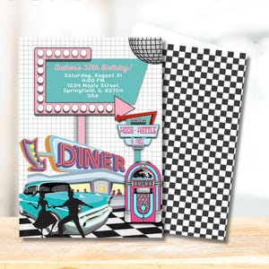 Może przedstawiać: Zaproszenie na urodzinowe przyjęcie w stylu retro-diner z różowo-niebieskim szyldem z napisem "Andrea's 50th Birthday!" i "Rock-Rattle & Roll Diner". Zaproszenie ma czarno-białe szachownicowe tło.