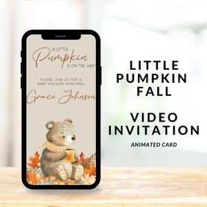 Puede incluir: Una invitación de video digital para un baby shower con un oso de dibujos animados que lleva una bufanda y sostiene una taza de café. El texto de la invitación dice "A Little Pumpkin is on the way!" y "Please join us for a baby shower honoring Grace Johnson". La invitación está decorada con hojas de otoño.