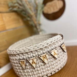 Geschenkkorb gehäkelt aus Wolle mit Holzboden und Möglichkeit zur Personalisierung, Handmade in Germany image 7