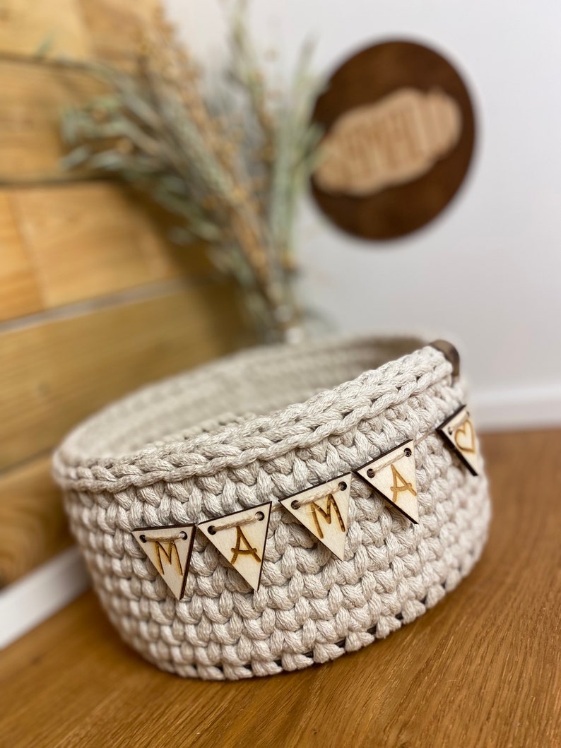 Geschenkkorb gehäkelt aus Wolle mit Holzboden und Möglichkeit zur Personalisierung, Handmade in Germany image 7