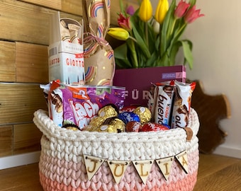 Geschenkkorb mit tollem Farbverlauf, gehäkelt aus Wolle mit Holzboden und Möglichkeit zur Personalisierung, Handmade in Germany