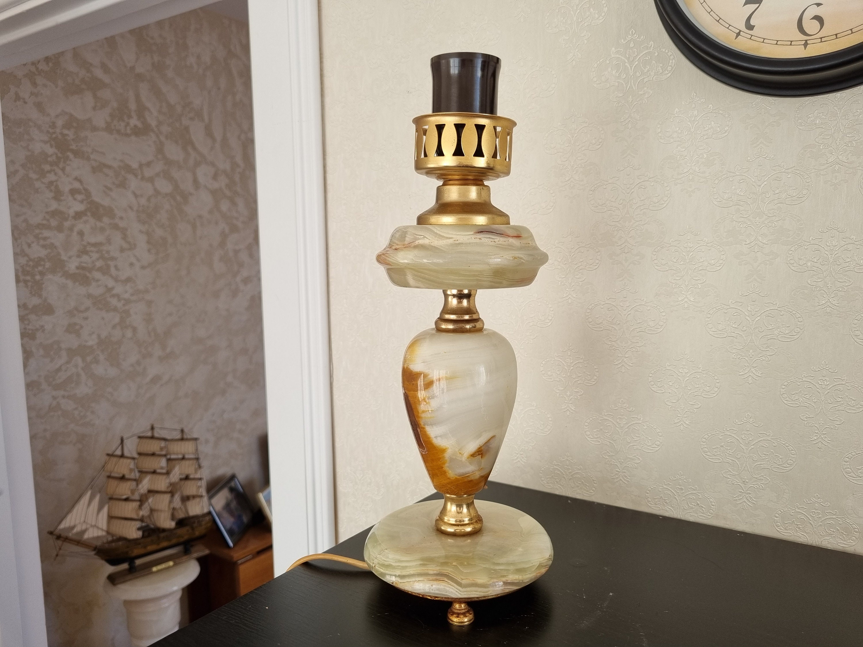 Vintage onyx lamp deals