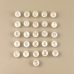 Alfabeto de oro con letras perladas redondas en nácar blanco natural, forma redonda y plana, 8 mm