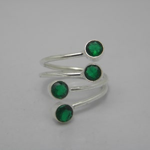 Sterling Silver Green Gemstone Bypass Ring UK Taille P US Taille 7.25 Belle condition vintage