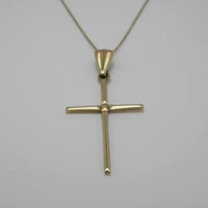 Solid 9ct Yellow Gold 375 Cross Pendant Necklace In Lovely Vintage Condition.