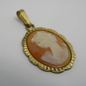 9ct Yellow Gold RG Cameo Shell Pendant Lovely Vintage Condition