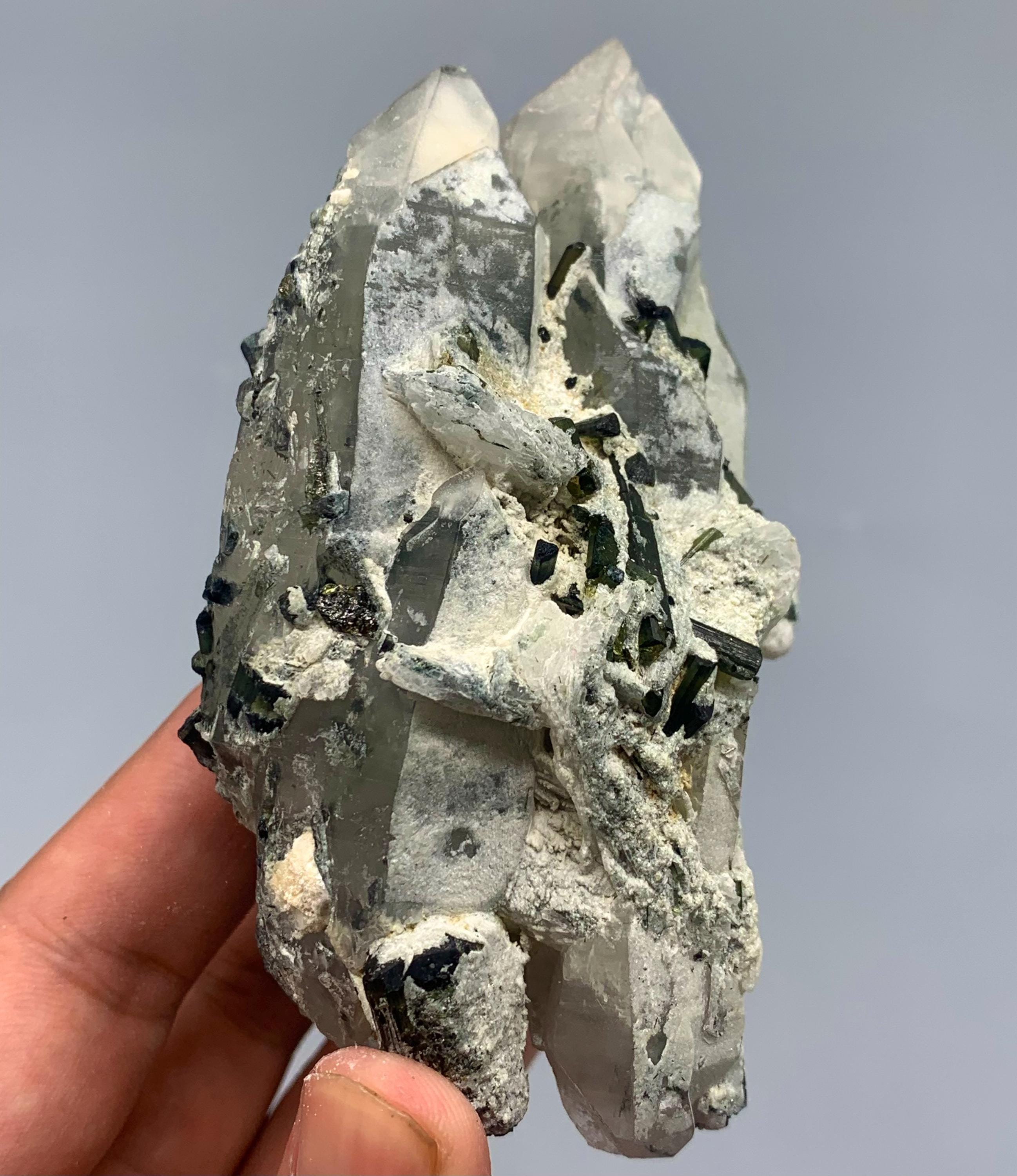 トルマリン入りツインクォーツ標本：パキスタン産原石（377