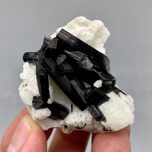 Cristal de turmalina negra natural de 38 gramas, bem terminado, com feldspato, proveniente do Paquistão.