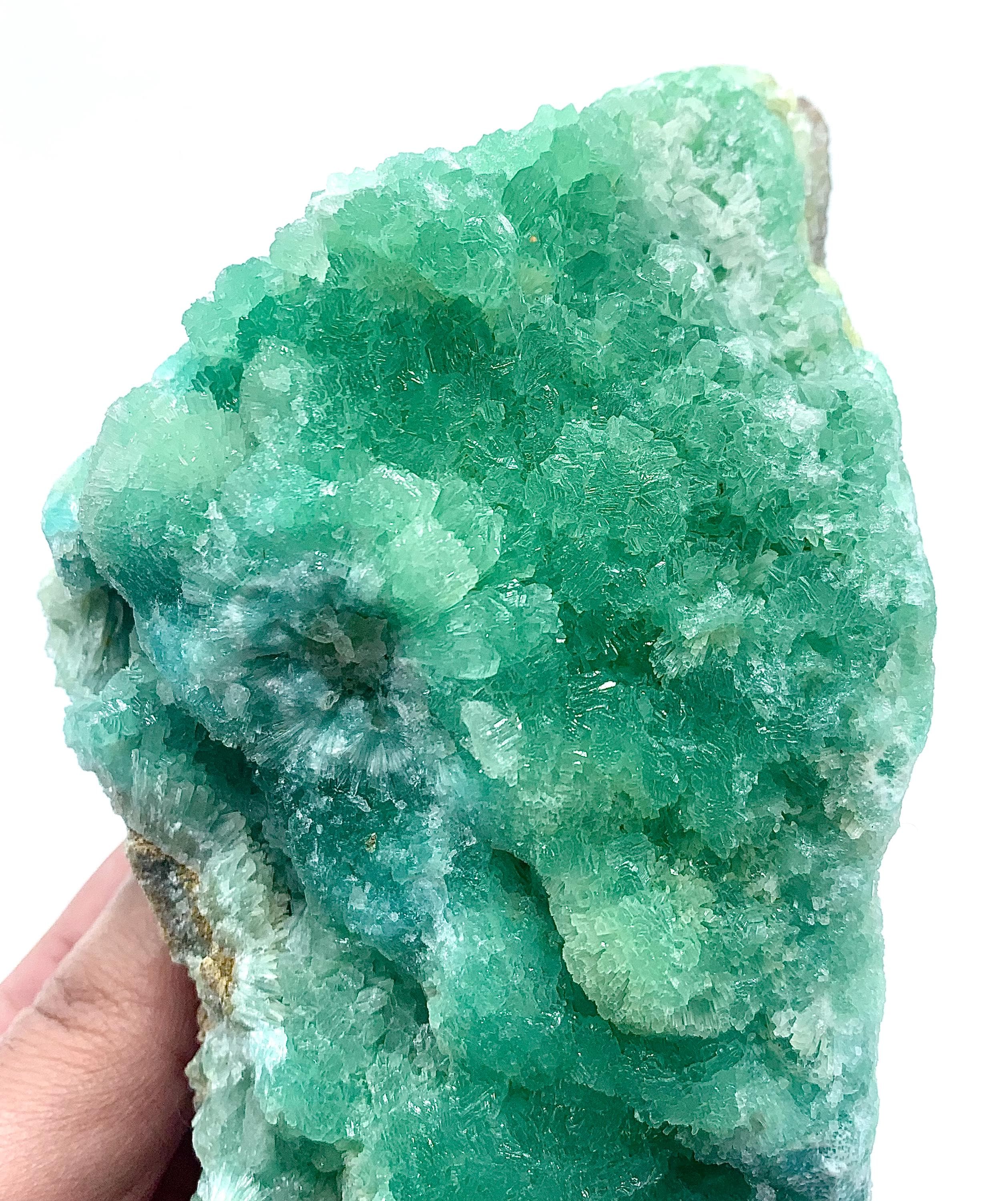 864 グラムのユニークで希少な輝くクラスター アラゴナイトと