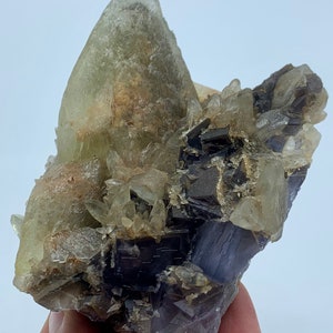 Kubisk fluorit med kalcitprov, Pakistan, 429 gram