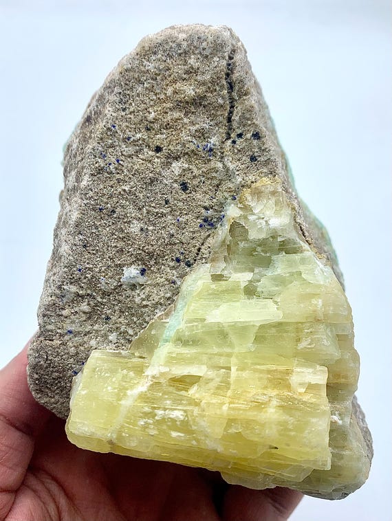 864 グラムのユニークで希少な輝くクラスター アラゴナイトと