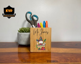 Portapenne personalizzato a forma di gnomo in legno di quercia: portaoggetti per scrivania per insegnanti