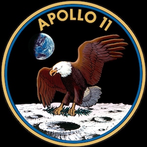 Könnte beinhalten: Runder Aufnäher mit dem Logo der Apollo 11-Mission. Ein brauner und weißer Adler mit ausgebreiteten Flügeln sitzt auf dem Mond und hält einen Olivenzweig. Die Erde ist im Hintergrund zu sehen, mit den Worten "APOLLO 11" oben.