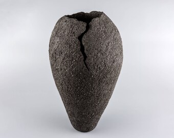Vaso de cerâmica preto feito à mão grande, vaso alto de grés escultural feito à mão exclusivo, vaso de peça central decorativa de argila de cerâmica feito à mão
