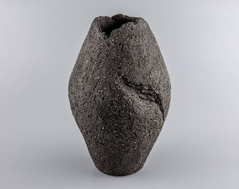 Vaso de cerâmica de barro preto exclusivo feito à mão, vaso rústico pequeno de cerâmica de grés artesanal, peça central decorativa minimalista moderna feita à mão