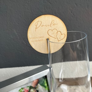 Personalisierte Glas Anhänger aus Holz/ Tischkarten aus Holz / Platzkarten für Hochzeit /Geburtstag / Taufe / Kommunion / Konfirmation