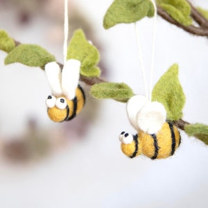3 cute hand-felted bees made of virgin wool // Decoration for spring, Easter decoration, summer, tree decorations, bees, gift idea for beekeepers