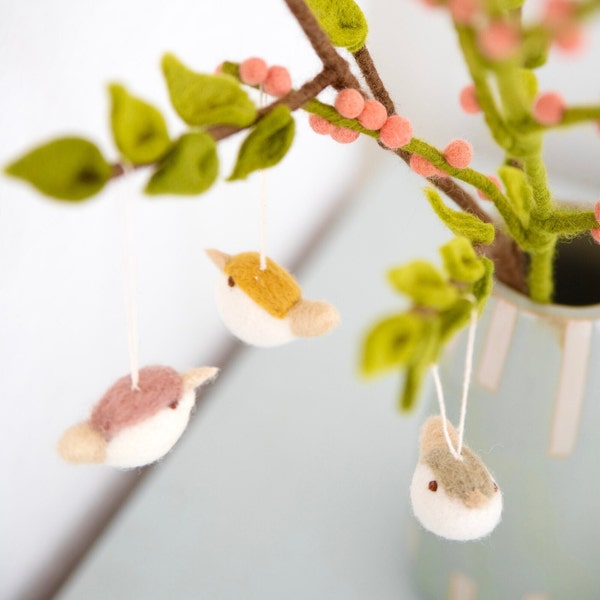 3 hand-felted mini birds in pastel // Decoration for Easter branches, spring branches, decorations for spring and Easter, tree decorations for Christmas