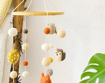 Mobile avec animaux de la forêt feutrés à la main - décoration feutrée pour chambres d'enfants en laine vierge - idée cadeau de naissance