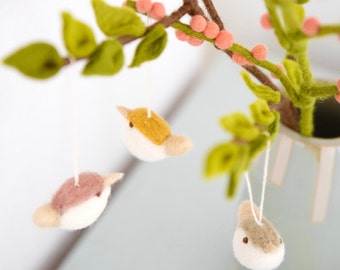 3 handgevilte minivogels in pastel // Decoratie voor paastakken, lentetakken, decoraties voor de lente en Pasen, boomversieringen voor Kerstmis