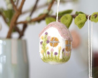 Kleines, handgefilztes Frühlings-Haus // z.B. als Baumschmuck für Frühling, Osterzweig, Osterstrauß, Fensterdeko / pastel, fairtrade