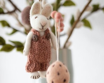 Lapin avec salopette tricotée // Lapin - lapin - feutré à la main - printemps / Décoration de Pâques, Lapin de Pâques, Fête des Mères, commerce équitable, tricoté