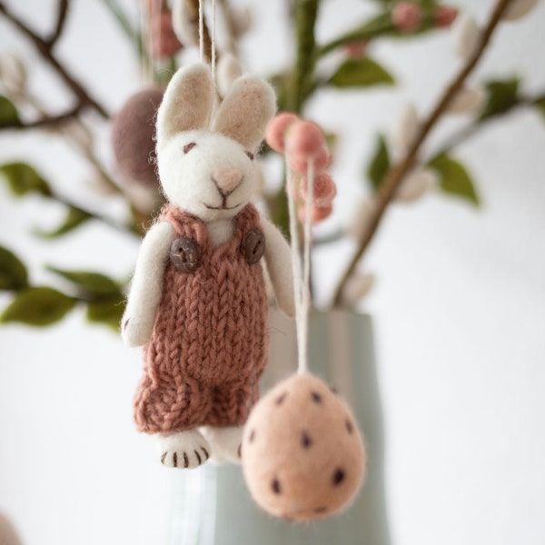 Hase mit Stricklatzhose // Hase - Häschen - handgefilzt - Frühling / Ostern-Deko, Osterhase, Muttertag, Fairtrade, gestrickt