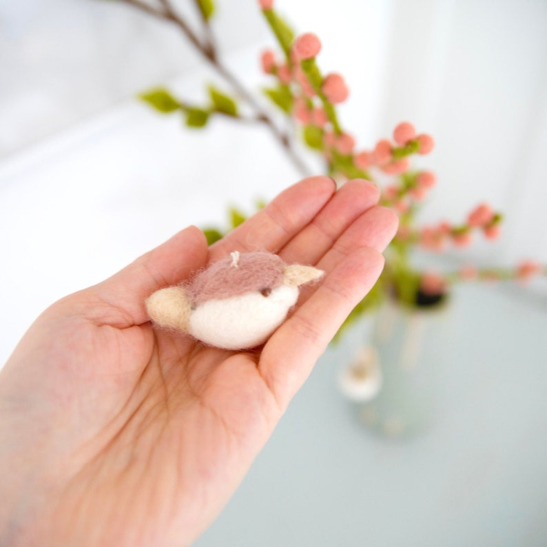 3 handgefilzte Mini-Vögel in Pastell // Deko für Osterzweig, Frühlingszweig, Deko für Frühling und Ostern, Baumschmuck für Weihnachten Bild 2