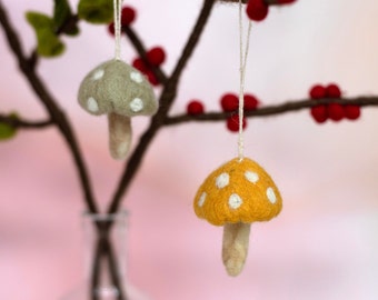 5er Set Fliegenpilze Grün-Gelb-Töne, handgefilzt // Baumschmuck, Glücksbringer, Herbstdeko, Kaufmannsladen, Weihnachten