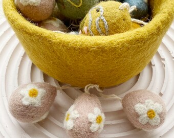 3 hand-felted pink Easter eggs with daisies // Easter decorations - Easter bouquet - spring