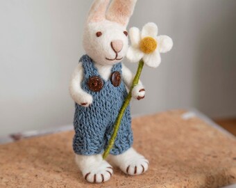 Bunny with daisy made of felt - bunny - hand-felted - pendant made of felt, spring / Easter decoration, Mother's Day, flower, daisy