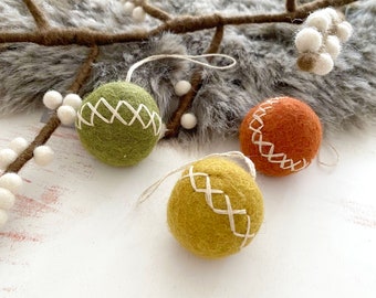 Set of 3 hand-felted and embroidered Christmas balls made of new wool, // Mother's Day, Valentine's Day, birthday, Christmas, tree decorations, boho