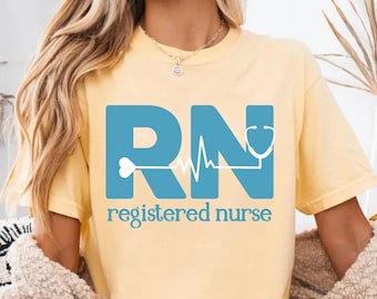 Camiseta de enfermera titulada, linda camiseta de enfermera, colores cómodos, regalo para enfermeras, camiseta de enfermera registrada, camiseta de profesión de la salud, regalo de graduación de enfermera registrada, nueva camiseta de enfermera