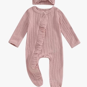 Puede incluir: Conjunto de beb&eacute; rosa empolvado que incluye un pelele y una diadema a juego. El pelele de manga larga presenta un dise&ntilde;o de punto texturizado con un volante en la parte delantera. La diadema tiene un detalle de lazo. El conjunto est&aacute; dise&ntilde;ado para beb&eacute;s.